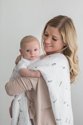 بطانيات Amazing Baby Swaddle Studio Milestone Muslin، مجموعة من 3، إكليل محبوب، أسود ناعم in Kuwait