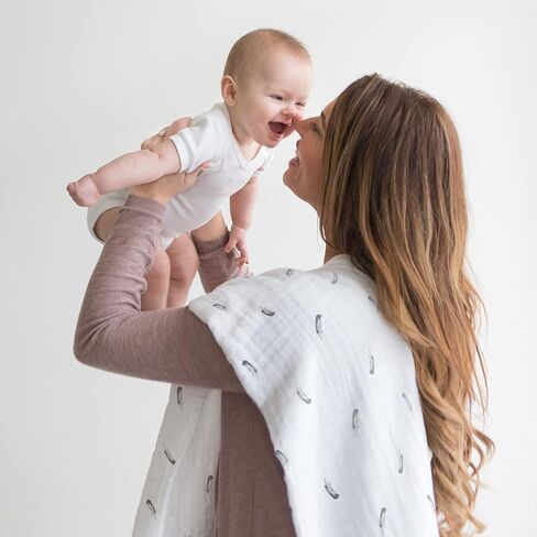 بطانيات Amazing Baby Swaddle Studio Milestone Muslin، مجموعة من 3، إكليل محبوب، أسود ناعم in Kuwait