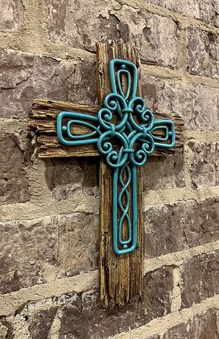 صليب حائط مزخرف سكرولي - منحوتة فنية روحية بمظهر ريفي من الخشب الطافي in Kuwait