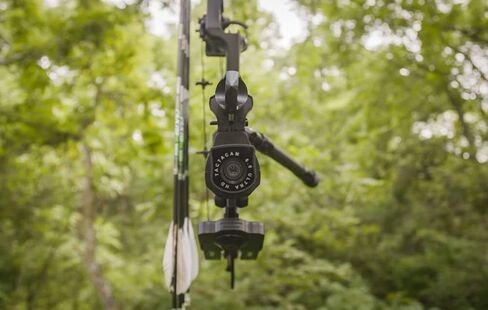 كاميرا الحركة TACTACAM 6.0، 4k 60 إطارًا في الثانية، تكبير 8X، مقاومة للماء، تثبيت الصورة المتكامل، تشغيل بلمسة واحدة (6.0) 6.0 حامل تثبيت القوس للرماية in Kuwait