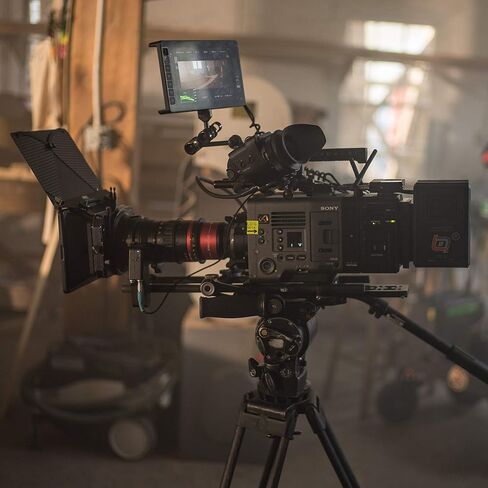 شاشة SmallHD 703 فائقة السطوع على الكاميرا مع شاشة LCD مقاس 7 بوصات بدقة 1920 × 1080، وسطوع 2200 شمعة في المتر المربع، وتقنية 3G-SDI/HDMI in Kuwait