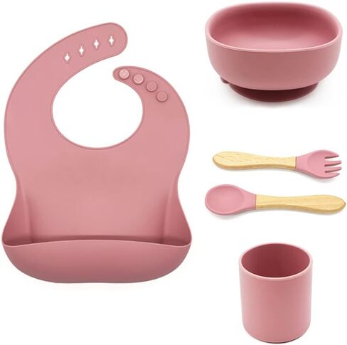 مجموعة تغذية الأطفال المكونة من 5 قطع من أطباق العشاء وأدوات المائدة المصنوعة من السيليكون، أوعية فطام الأطفال من سانتي آند مي مع شفط ومرايل سيليكون وملعقة وشوكة وأكواب للأطفال الصغار (وردي داكن) in Kuwait