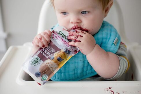 أغذية الأطفال العضوية، أكياس المرحلة الثانية، مزيج الفواكه والخضروات والحبوب، دقيق الشوفان والموز والتوت، 3.5 أونصة مهروسة (عبوة من 6 قطع) in Kuwait