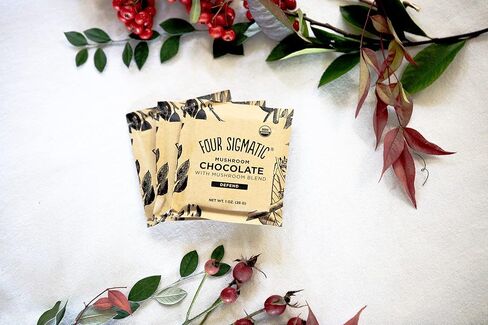 قالب شوكولاتة من مزيج الفطر من فور سيجماتيك، 77% شوكولاتة داكنة، إصدار محدود مع تشاجا، عرف الأسد، كورديسيبس، ريشي، 3 جرام فقط من السكر المضاف، 10 قطع in Kuwait