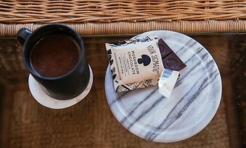 قالب شوكولاتة من مزيج الفطر من فور سيجماتيك، 77% شوكولاتة داكنة، إصدار محدود مع تشاجا، عرف الأسد، كورديسيبس، ريشي، 3 جرام فقط من السكر المضاف، 10 قطع in Kuwait