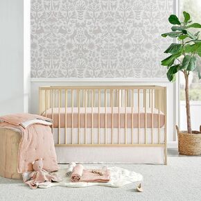 Levtex Baby - طقم سرير أطفال كلاود موسلين - مجموعة حضانة للأطفال - زهور وردية وبيضاء - موسلين وردي مزخرف - مجموعة مكونة من 5 قطع تتضمن لحافًا وملاءة جاهزة وقماطتين ودب محبب
