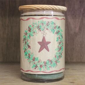 Thompson's Candle Co. شمعة برطمان فني موسمي متخصص لشجرة الكريسماس مع ملصق إكليل، 24 أونصة، فتيل قطن 100% in Kuwait