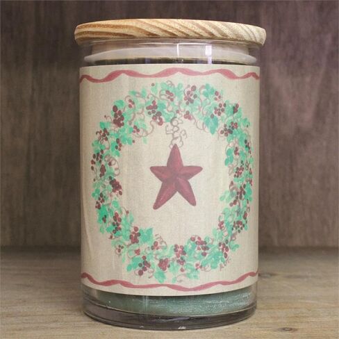Thompson's Candle Co. شمعة برطمان فني موسمي متخصص لشجرة الكريسماس مع ملصق إكليل، 24 أونصة، فتيل قطن 100% in Kuwait
