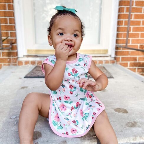 حزمة BapronBaby Eric Carle Pink Floral Caterpillar - Bapron (Sz Baby / Baby 6m-3T) + حزمة حقيبة مبللة مقاس 11 بوصة × 9 بوصة - مريلة ناعمة مقاومة للماء والبقع - يمكن غسلها في الغسالة in Kuwait