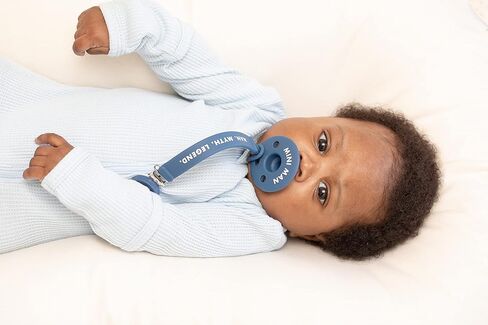 مشبك اللهاية المميز من BELLA TUNNO - حامل لهاية من السيليكون بملاءمة عالمية لهايات الأطفال، وحزام سيليكون خالٍ من مادة BPA مع أقوال ممتعة (من يدير العالم) in Kuwait