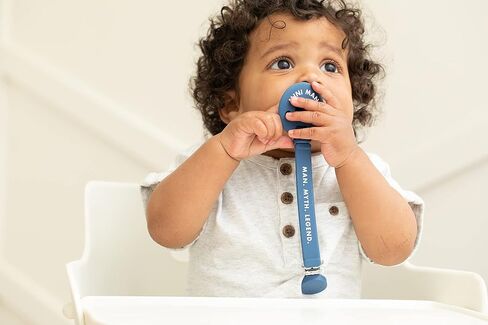 مشبك اللهاية المميز من BELLA TUNNO - حامل لهاية من السيليكون بملاءمة عالمية لهايات الأطفال، وحزام سيليكون خالٍ من مادة BPA مع أقوال ممتعة (من يدير العالم) in Kuwait