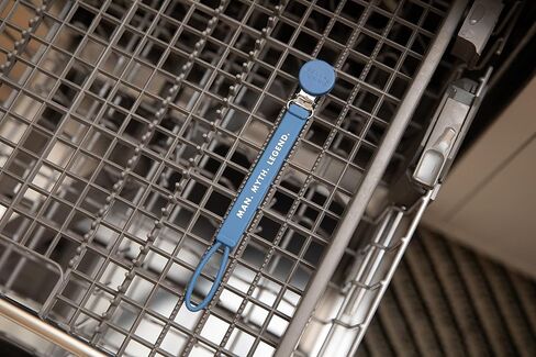 مشبك اللهاية المميز من BELLA TUNNO - حامل لهاية من السيليكون بملاءمة عالمية لهايات الأطفال، وحزام سيليكون خالٍ من مادة BPA مع أقوال ممتعة (من يدير العالم) in Kuwait