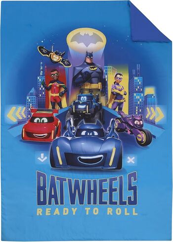 طقم سرير أطفال مكون من 4 قطع من Warner Brothers جاهز للدوران باللون الأزرق والأحمر والأصفر - لحاف، ملاءة سفلية مثبتة، ملاءة علوية مسطحة وغطاء وسادة ذو وجهين in Kuwait