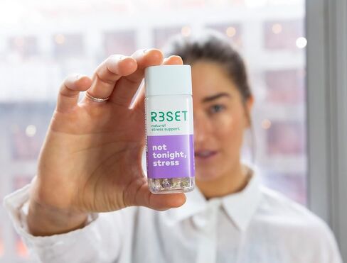 R3SET للاسترخاء واستعادة تخفيف التوتر أثناء الليل ودعم المساعدة على النوم، مكمل يومي خالٍ من الميلاتونين - أشواغاندا، بابونج، جذر فاليريان، بلسم الليمون، غابا، 5-HTP، فيتامين د3، 28 كبسولة in Kuwait