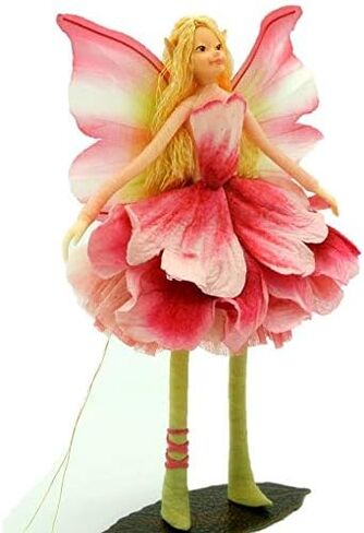 دمية جنية وردية مصنوعة يدويًا من الفاوانيا الوردية - مع أجنحة من تاسي ديزاين in Kuwait