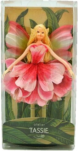 دمية جنية وردية مصنوعة يدويًا من الفاوانيا الوردية - مع أجنحة من تاسي ديزاين in Kuwait