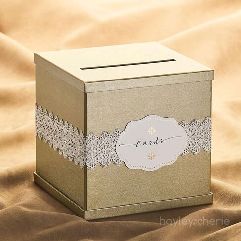 Hayley Cherie® - صندوق بطاقات هدايا ذهبي مع دانتيل أبيض وملصق بطاقات - لمسة نهائية ذهبية مزخرفة - حجم كبير 25.4 سم × 25.4 سم - مثالي لحفلات الزفاف، وحفلات استقبال الأطفال، وأعياد الميلاد، والتخرج in Kuwait