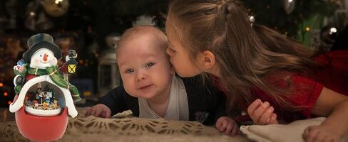 زينة لرجل الثلج بوليريسين مع قطار متحرك، ضوء ليد، موسيقية مع 8 ألحان للعب في الطاولة من البولي ريسين in Kuwait