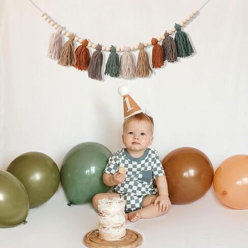 اكليل شرابة من خيوط الغزل بلون اخضر زيتوني مع خرز خشبي - اكليل لافتة عيد الميلاد الاول / الاول من وودلاند، ديكور كرسي مرتفع، ديكور غرفة الاطفال، ديكور نباتات خضراء محايد لحفلات استقبال المولود الجديد، in Kuwait