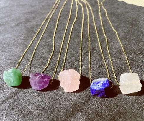 قلادة AITELEI من الكوارتز الوردي الخام الطبيعي مع سلسلة مطلية بالذهب عيار 18 قيراط قابلة للتعديل، قلادة من الأحجار الكريمة الخام والكريستال وحجر الشفاء من الريكي والأحجار الكريمة الروحية للنساء والرجال in Kuwait