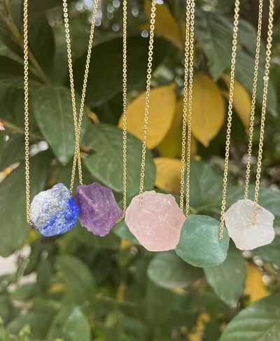 قلادة AITELEI من الكوارتز الوردي الخام الطبيعي مع سلسلة مطلية بالذهب عيار 18 قيراط قابلة للتعديل، قلادة من الأحجار الكريمة الخام والكريستال وحجر الشفاء من الريكي والأحجار الكريمة الروحية للنساء والرجال in Kuwait