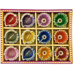 كيه اس جون ديكور ديوالي دياس اضواء ملونة من الطين التقليدي مصنوع يدويا من الطين لتزيين نافراتاري، صندوق هدايا ديوالي ومهرجان بوجا، مجموعة من 12 قطعة مع فتائل قطنية (تصميم 1) in Kuwait