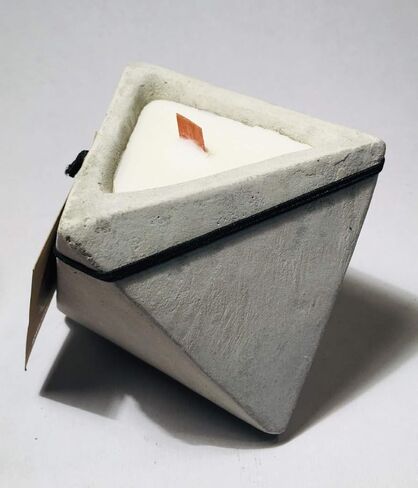 2 شمعه بقاعده خرسانية مثلثة عطرية صناعة يدوية - مونت فيترو in Kuwait