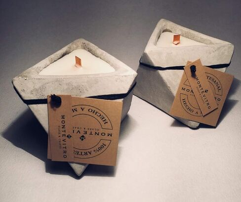 2 شمعه بقاعده خرسانية مثلثة عطرية صناعة يدوية - مونت فيترو in Kuwait