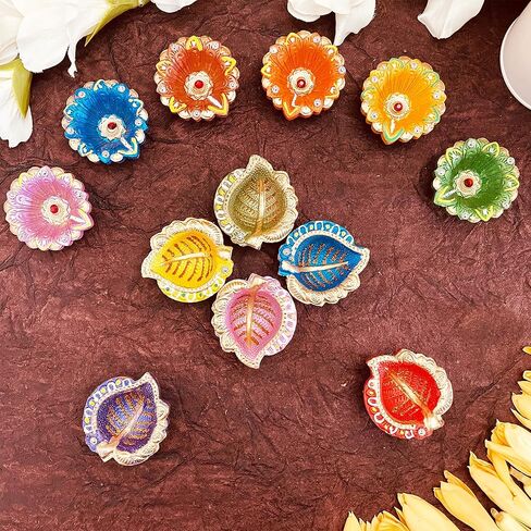 كيه اس جون ديكور ديوالي دياس اضواء ملونة من الطين التقليدي مصنوع يدويا من الطين لتزيين نافراتاري، صندوق هدايا ديوالي ومهرجان بوجا، مجموعة من 12 قطعة مع فتائل قطنية (تصميم 1) in Kuwait