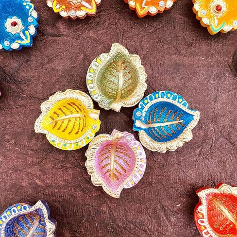 كيه اس جون ديكور ديوالي دياس اضواء ملونة من الطين التقليدي مصنوع يدويا من الطين لتزيين نافراتاري، صندوق هدايا ديوالي ومهرجان بوجا، مجموعة من 12 قطعة مع فتائل قطنية (تصميم 1) in Kuwait