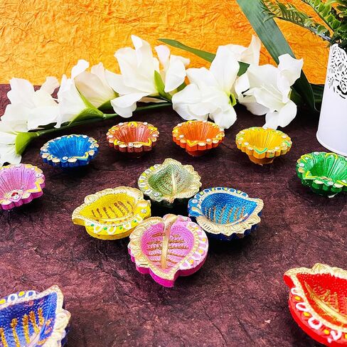 كيه اس جون ديكور ديوالي دياس اضواء ملونة من الطين التقليدي مصنوع يدويا من الطين لتزيين نافراتاري، صندوق هدايا ديوالي ومهرجان بوجا، مجموعة من 12 قطعة مع فتائل قطنية (تصميم 1) in Kuwait