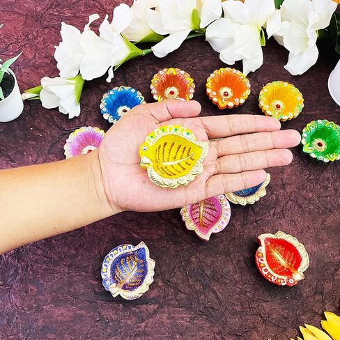 كيه اس جون ديكور ديوالي دياس اضواء ملونة من الطين التقليدي مصنوع يدويا من الطين لتزيين نافراتاري، صندوق هدايا ديوالي ومهرجان بوجا، مجموعة من 12 قطعة مع فتائل قطنية (تصميم 1) in Kuwait