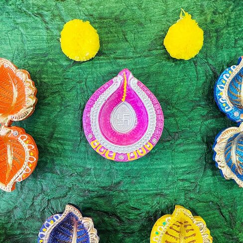 كيه اس جون مجموعة من 13 قطعة مع فتائل قطنية من الطين الطبيعي بتصميم ديوالي دياس للزينة من ديوالي دياس، مجموعة من 13 قطعة مصنوعة يدويا من الطين الطبيعي in Kuwait