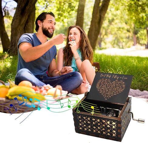 صندوق الموسيقى الخشبي CJYGEGE - لا يمكن أن يساعد في الوقوع في الحب، علبة صناديق موسيقية منقوشة عتيقة للحب - صندوق موسيقى خشبي - هدايا للحبيب والصديق والصديقة والزوج والزوجة in Kuwait