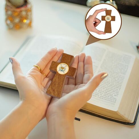 أمونيت تمسك يدها صلبان خشبية صغيرة مع حقيبة خيش جيب صغير يد صليب تحمل صليب العناية المسيحية هدية الكنيسة عيد الميلاد in Kuwait