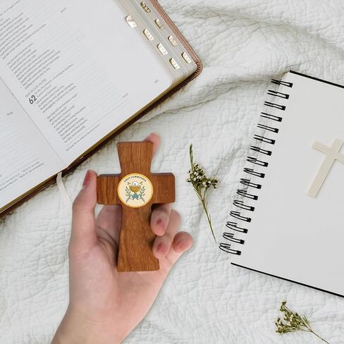 أمونيت تمسك يدها صلبان خشبية صغيرة مع حقيبة خيش جيب صغير يد صليب تحمل صليب العناية المسيحية هدية الكنيسة عيد الميلاد in Kuwait