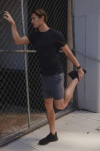 تي شيرت Rhone Essentials للتدريب للرجال، نسيج بوليستر خفيف الوزن معاد تدويره، تقنية امتصاص الرطوبة، تمدد في 4 اتجاهات in Kuwait