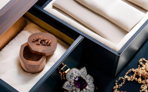 IYARA CRAFT Rustic Elephant Jewelry Box 4x6 - Hand Carved Mother & Father Elephant Family in Genuine Teak Wood. Traditional Antique Look, Ideal for Women, Gift, Srorage, Presentation in Kuwait