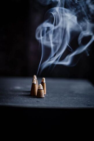 مجموعة NUHR Home مكونة من 20 مخروطًا فاخرًا من بخور العود المهيب، مصنوعة من خشب العود الطبيعي الأصلي للعلاج بالروائح العطرية والانتعاش والتأمل وتخفيف التوتر in Kuwait