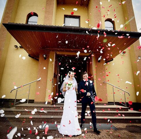 Attmu 3200 Pcs Artificial Rose Petals for Romantic Night, Fake Rose Flower Petals for Wedding, Party, Valentines Day Decorations for The Home (Blue) in Saudi Arabia