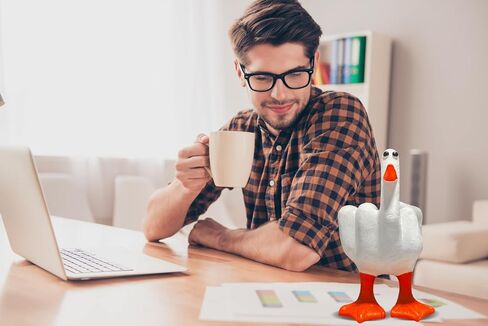 Qoddxx Middle Finger Duck, Funny Little Duck Decor, Middle Finger Duck Resin Craft, Creative Living Room Decor, Art Sculpture Ornament Statues for Home in Kuwait