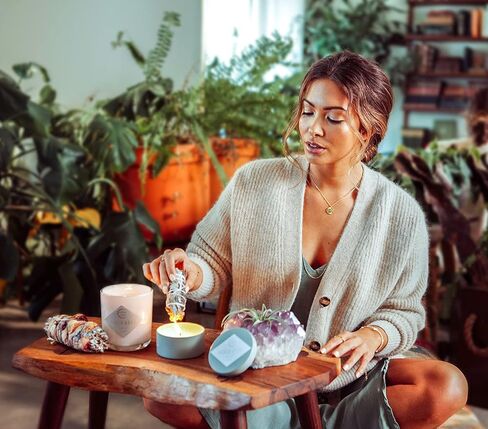 أوريك مون | شمعة ديزرت سيج + لافندر فاخرة من الصويا وجوز الهند للنساء | حرق بطيء لأكثر من 70 ساعة | فتائل طقطقة الخشب | مصبوب يدويًا في كاليفورنيا in Kuwait