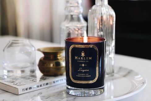 شمعة فاخرة من Harlem Candle Company Langston، برطمان زجاجي أزرق سعة 11 أونصة، فتيل مزدوج، شمع الصويا، صندوق هدايا، الياسمين، خشب الصندل، جوزة الطيب، القرنفل، الفانيليا، الجلد، والعنبر in Saudi Arabia