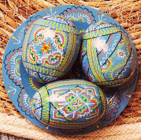 مجموعة QG LOVARE Lot 3 بيض عيد الفصح الأوكراني الخشبي المرسوم يدويًا مقاس 2.5 بوصة باللون الأزرق العتيق Pysanky Mini بيضة عيد الفصح الحلي بيض الدجاج الخشبي (مستلزمات Pysanka Pysanky) على أطباق عيد الفصح in Kuwait