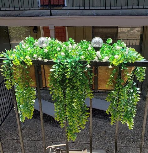 LSKYTOP قطعتان من خشب البقس الأخضر وإكليل أوراق الشجر الاصطناعية ونباتات معلقة على الحائط للشرفة الأمامية وسلة معلقة للديكور الداخلي والخارجي، 30 بوصة/قطعة in Kuwait