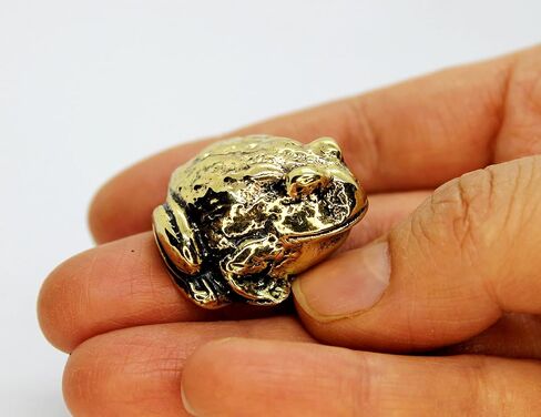 Brass Toad Frog Figurine Hand-Curved and Hand-Casted Spiritual Animal Ornament Sculpture Home Decoration Art Miniature in Saudi Arabia