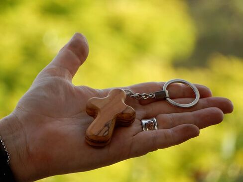 Olive Wood Comfort Cross Keyring -Holding Cross - Prayer Cross Handheld Design - Fits Comfortably in Your Hand - With Explanation Card and Psalm 23 - Expertly Crafted in Bethlehem in Kuwait