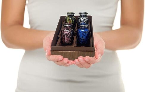 وعاء تذكاري صغير متلألئ مصنوع يدويًا من فوريفر لافد للرماد - مجموعة من 4 أباريق - توكين أورنز - أباريق صغيرة – 4 ألوان مع حقيبة فاخرة و4 أكياس in Kuwait