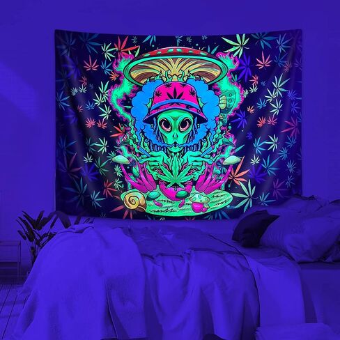 Blacklight Cool Weed Tapestry للرجال، الأشعة فوق البنفسجية التفاعلية Trippy Alien Stuff نسيج أوراق الماريجوانا لغرفة النوم، مخدر التعادل صبغ ستونر المفروشات ملصق بطانية مسكن الكلية يتوهج في الظلام، 60 × 40 بوصة in Kuwait