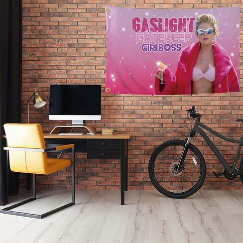 Gaslight Gatekeep Girlboss العلم مضحك ميمي نسيج العلم الوردي لغرفة النوم ديكورات جدرانية لغرفة المعيشة الكلية النوم in Kuwait